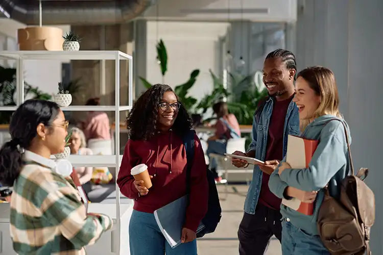 Grupo de estudantes de intercâmbio conversando em Universidade da França