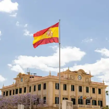Existem algumas formas de como se legalizar na Espanha, mas são burocráticas.