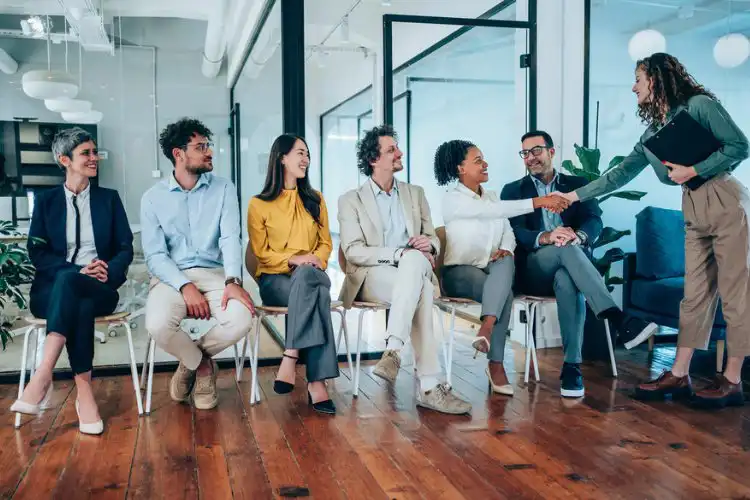Candidatos a vagas de empregos na Inglaterra sentados no corredor