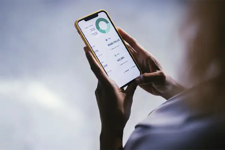 Celular é utilizado para conferência de aplicações financeiras