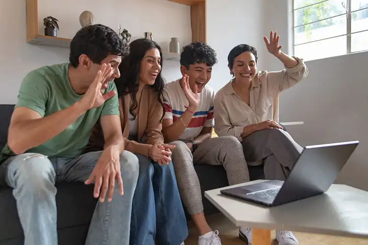 Família faz chamada de vídeo em casa com notebook