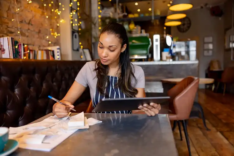 Empreendedora em seu café.