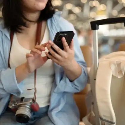 Mulher ativando eSIM Internacional no celular