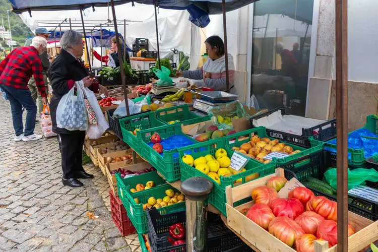 Idosos em feira de Portugal