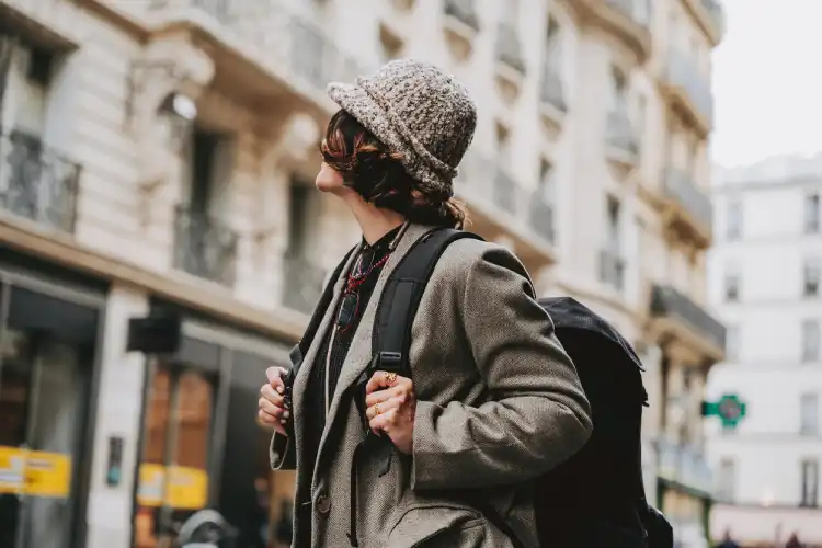 Mulher jovem explorando a cidade com mochila