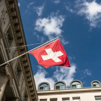 Bandeira da Suíça em prédio