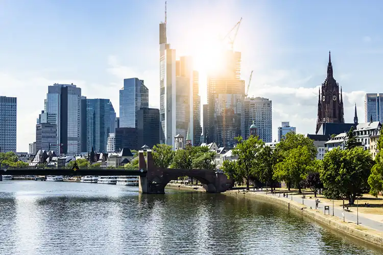 Frankfurt banhada pelo Rio Meno