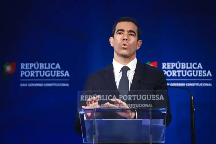 António Leitão Amaro fala em coletiva de imprensa sobre melhorias na AIMA