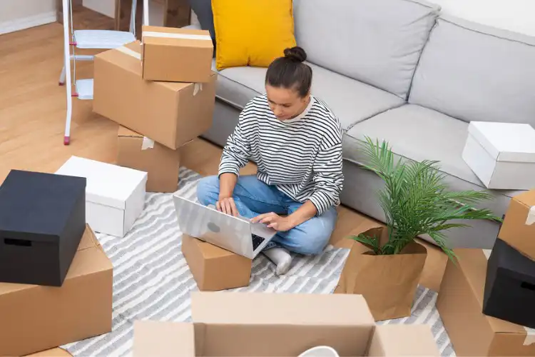 Mulher pesquisando quanto dinheiro levar para Inglaterra na internet.