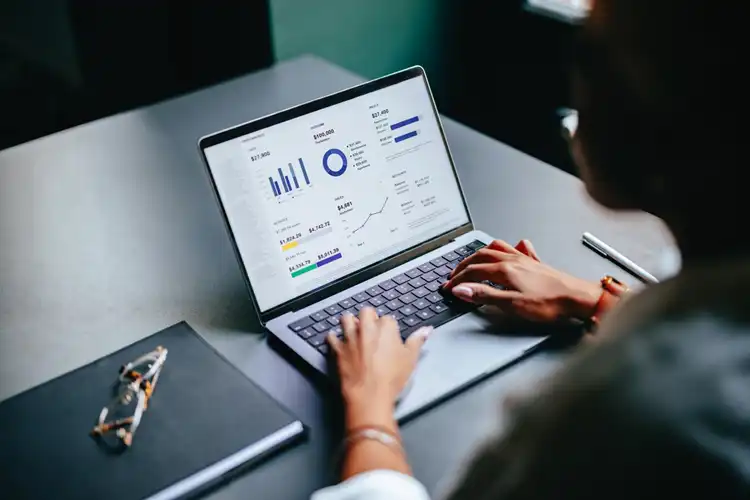 Pessoa verificando site de investimentos