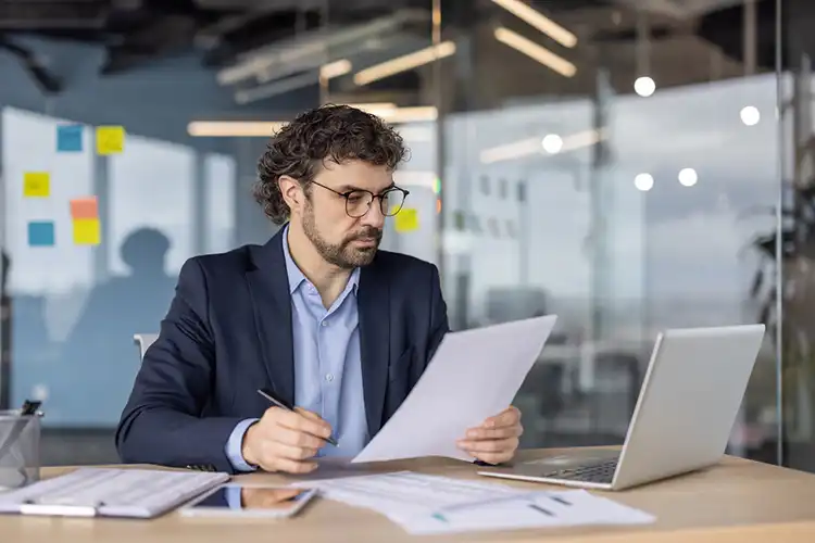 Homem com visto de empreendedor trabalhando em Portugal.