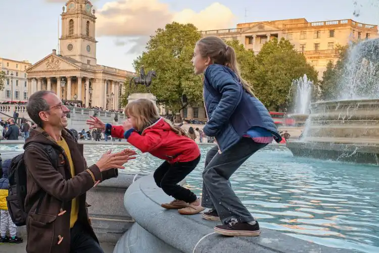 Pai e filhas com visto familiar na Inglaterra