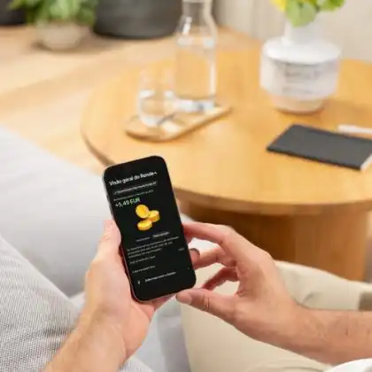 Homem avalia opções de investimentos usando Rende+ Wise