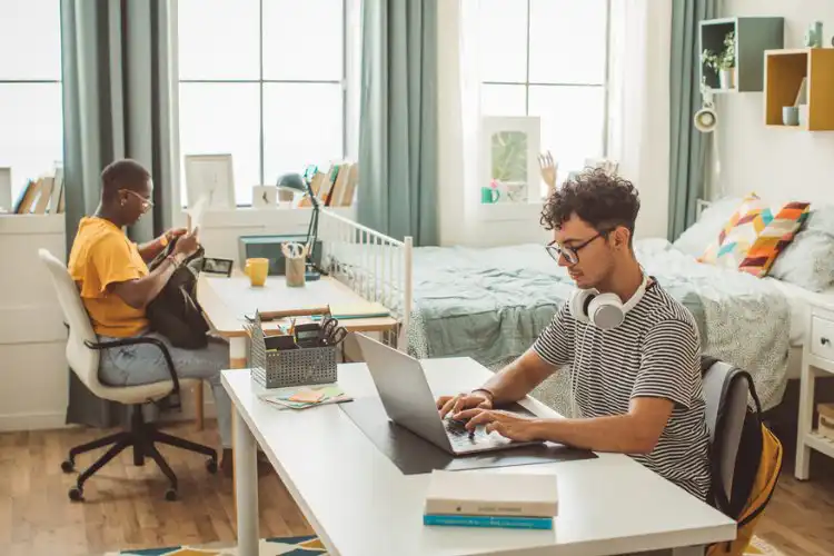 Alunos dividindo quarto em uma residência estudantil