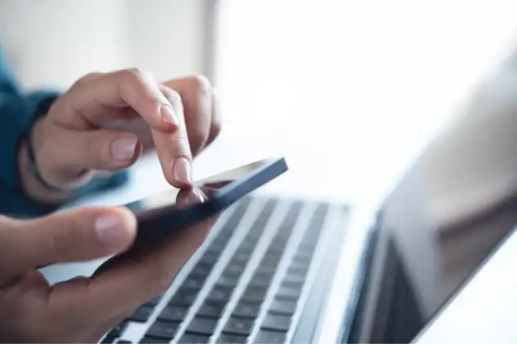 Homem contratando serviço de tradução de diplomas para inglês online.