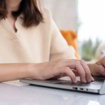 Pessoa trabalhando em tradução juramentada no computador