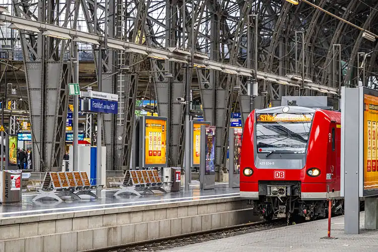 Trem na plataforma da estação principal de Frankfurt