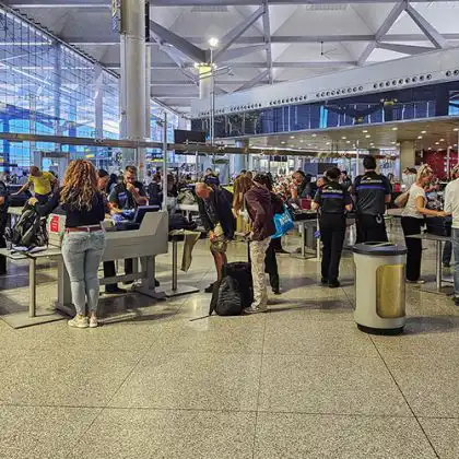 UNEF na área de inspeção de bagagens em aeroporto de Portugal