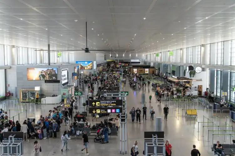 Pessoas caminhando no aeroporto