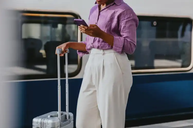 Mulher usando franquia de internet do eSIM Internacional
