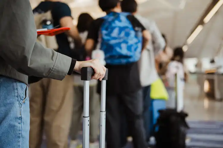 Pessoas em fila do aeroporto