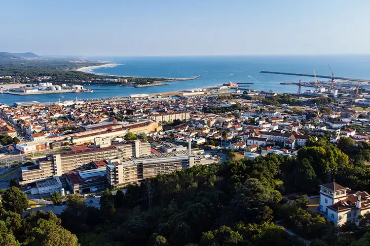 Vista aérea da cidade, mar e foz em Viana do Castelo.