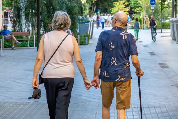 Casal de aposentados caminha em Barcelona, na Espanha
