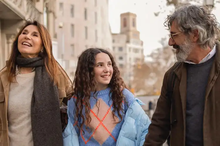 Família em passeio turístico pela Espanha