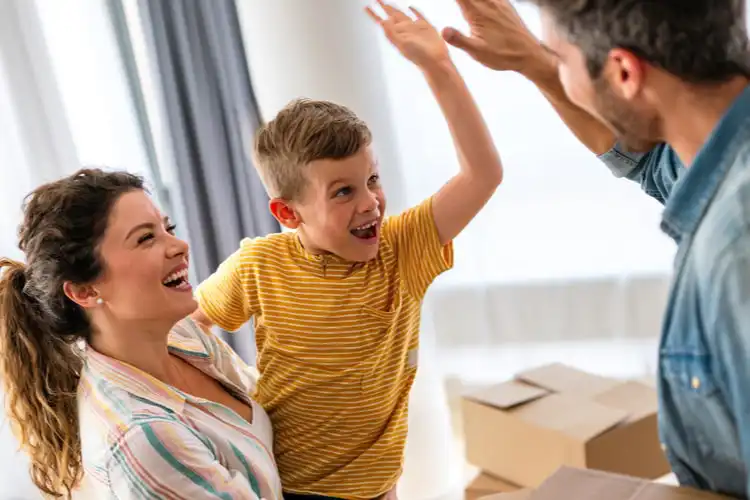 Família comemorando a mudança para casa nova na Espanha