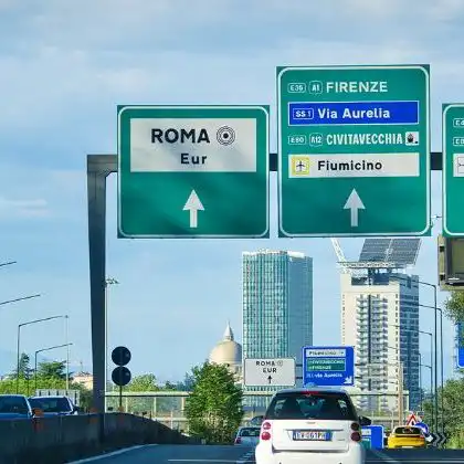 Carro alugado em estrada italiana