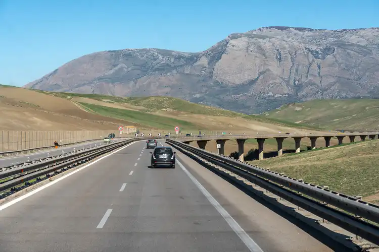 Alugar carro na Itália vai permitir desfrutar de belas paisagens pelas estradas.