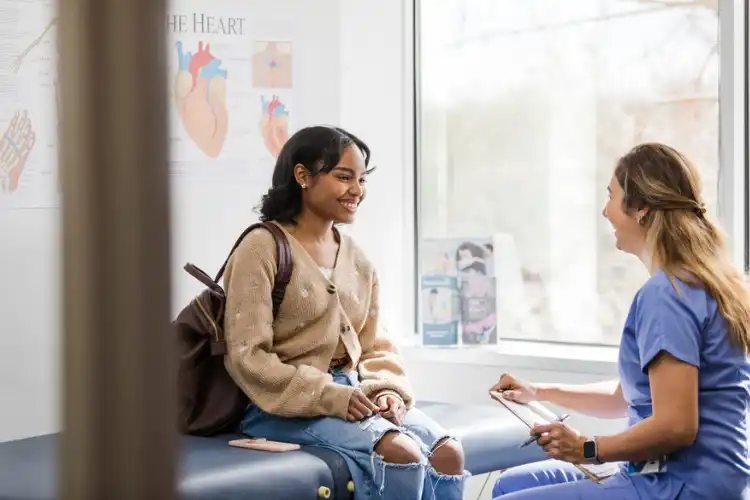 Médico prestando atendimento médico no NHS