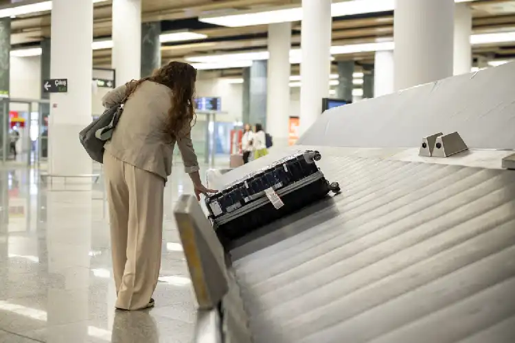 Turista recuperando mala na volta de Paris.