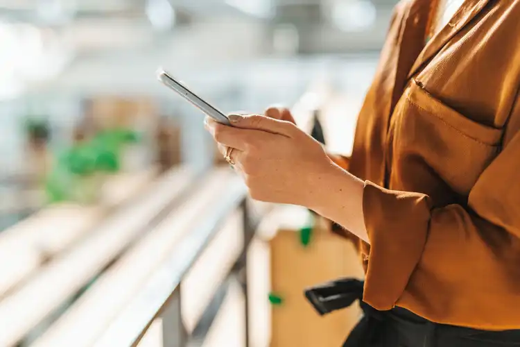 Para comprar um chip de internet na Itália, o mais recomendado é contratar um serviço ainda no Brasil.
