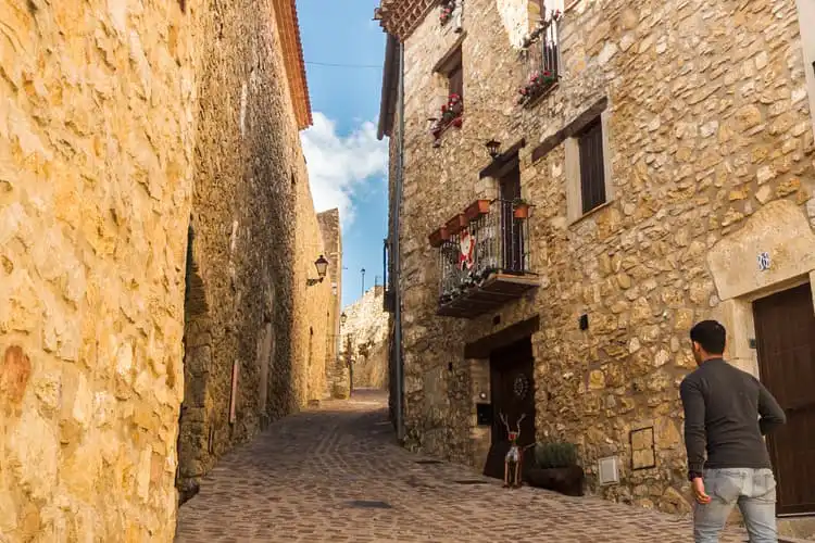 Pueblo medieval Culla Castellón, rua inclinada