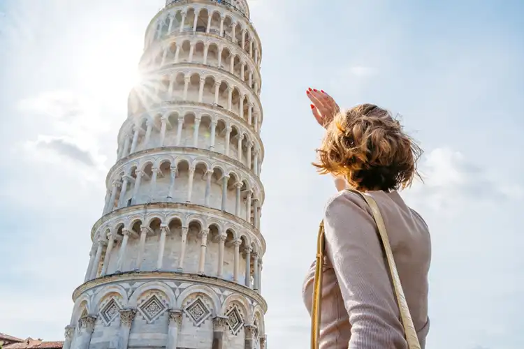 Mulher visita a Torre de Pisa, na Itália. 