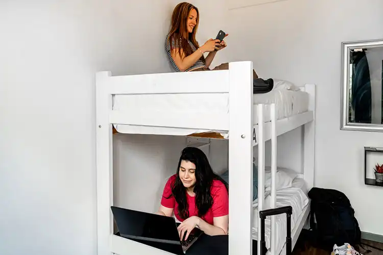 Colegas que dividem um quarto alugado no Porto, Portugal