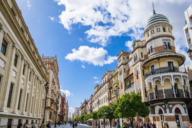 Rua movimentada na Espanha