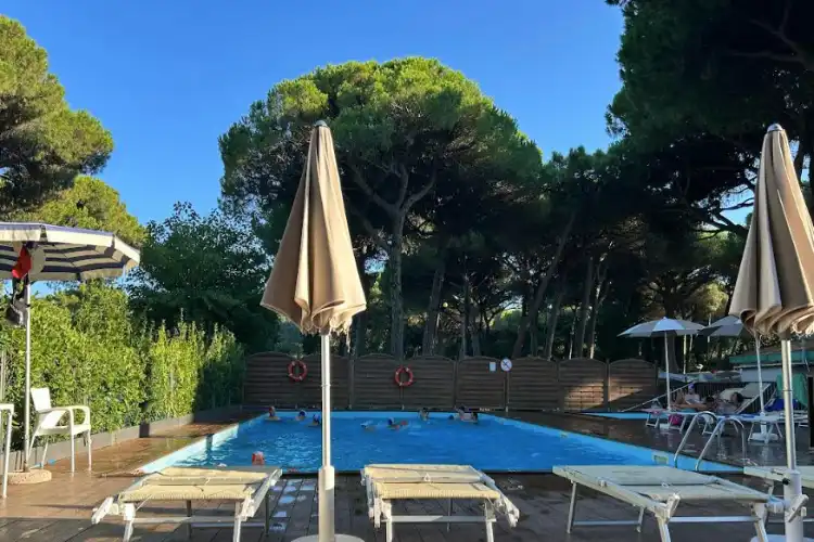Piscina do camping em Ravenna com algumas famílias aproveitando a água ilustra como nossas viagens podem sair bem diferentes do esperado