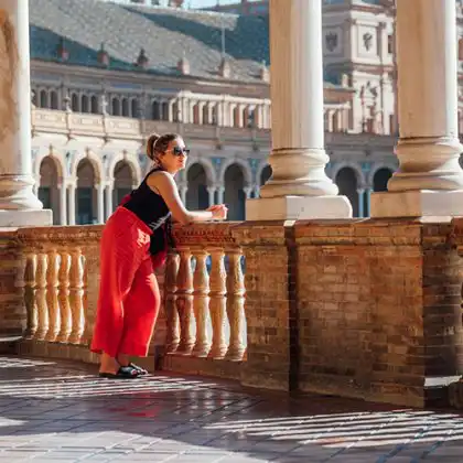 Mulher aproveitando a Praça de Espanha, provando que morar na Espanha vale a pena