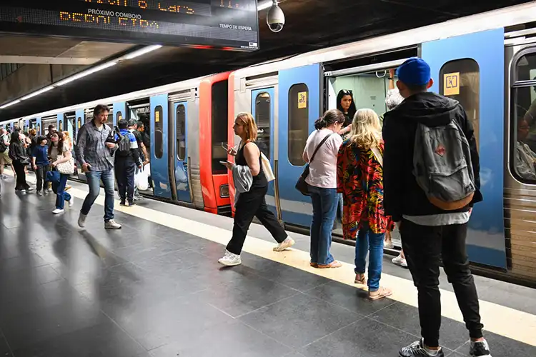 Fluxo de pessoas entrando e saindo de vagão do metrô de Lisboa