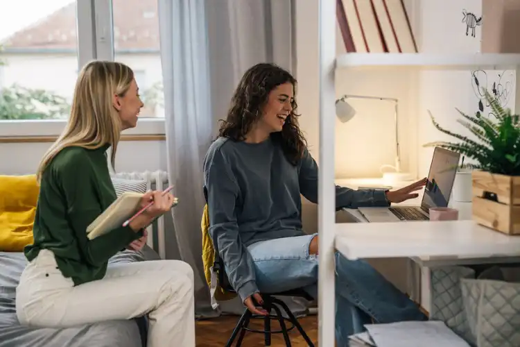 Amigas pesquisando quartos para alugar em Londres.