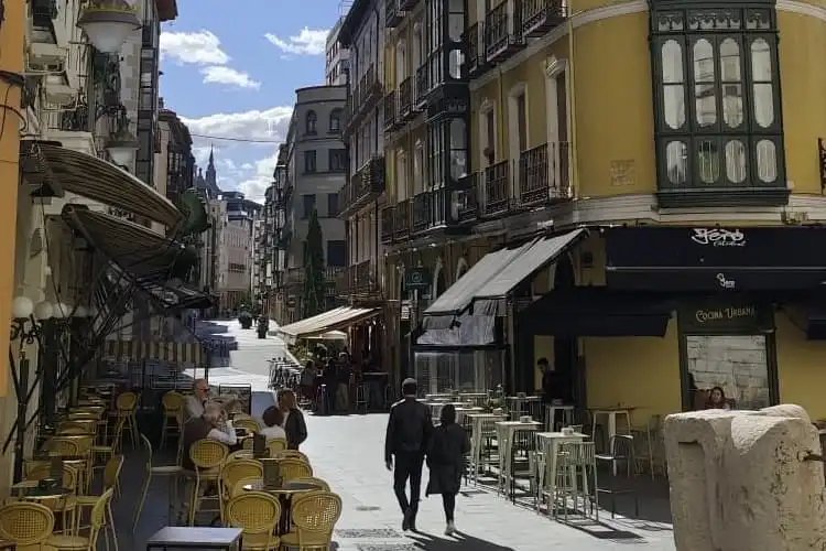 Casal caminhando pela rua Cascajares em Valladolid, cidade que faz parte da experiência real ao morar na Espanha.