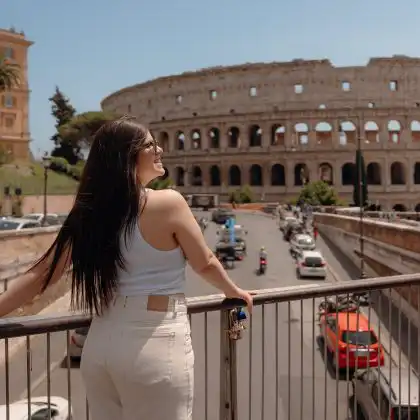 Verinha vendo o Coliseu, em Roma