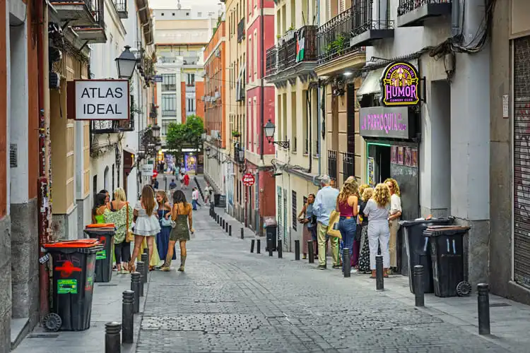 Pessoas transitando pelas ruas do centro de Madrid.