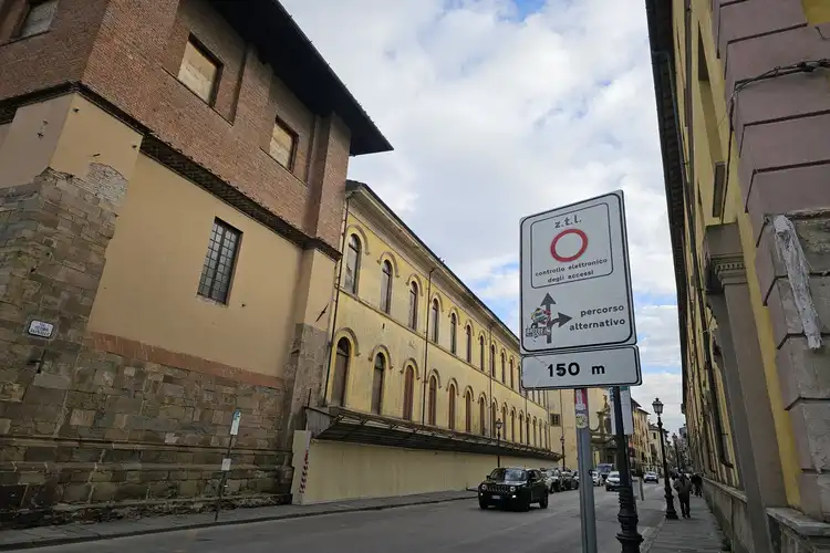 Centro histórico de Lucca com placa indicando zonas de tráfego limitado.