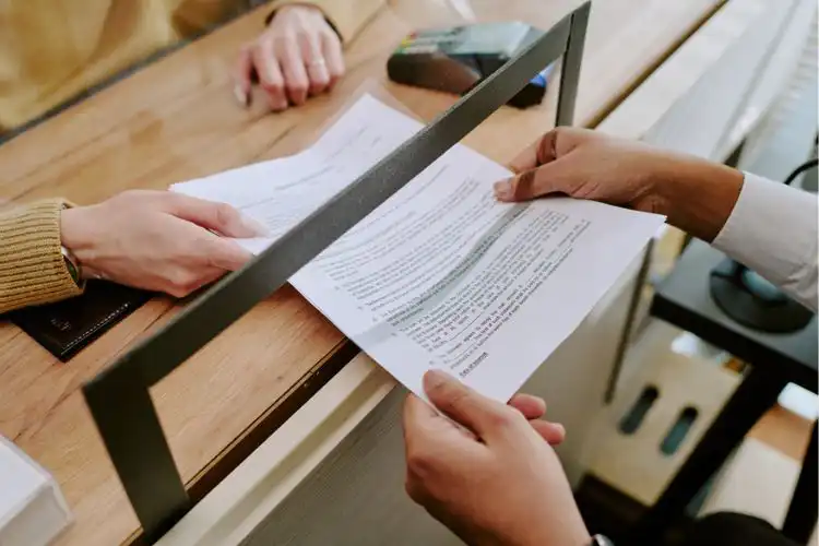 Pessoa entregando documento a outra