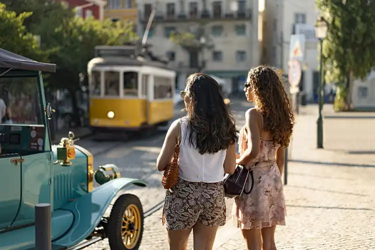 Brasileiras em Lisboa aguardando para atravessar a rua