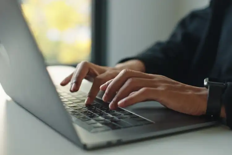Homem com laptop