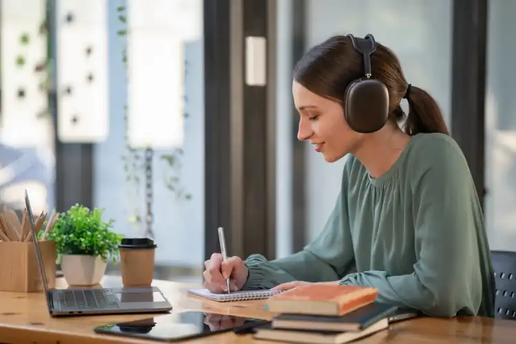 Mulher estudando inglês instrumental sozinha